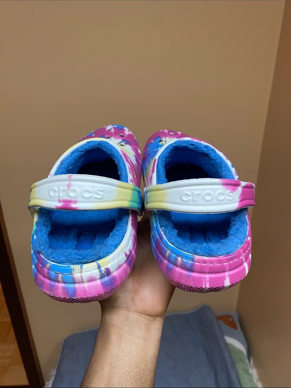 Crocs Classic Comfort Faux Fur Lined Tie Dye Clogs Size 7 - Picture 13 of 17